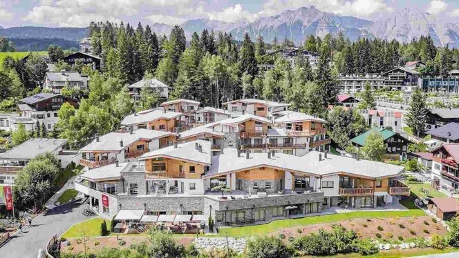 Alpina Seefeld in Tirol Das Alpina Seefeld in Tirol von AlpenParks. Die Appartementanlage füngt sich in die Sommerliche Alpenlandschaft ein.