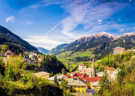 Bad Gastein im Sommer Bad Gastein im Sommer. Man erkennt die Stadt in der Mitte und im Hintergrund liegen grüne Berge und Gipfel.