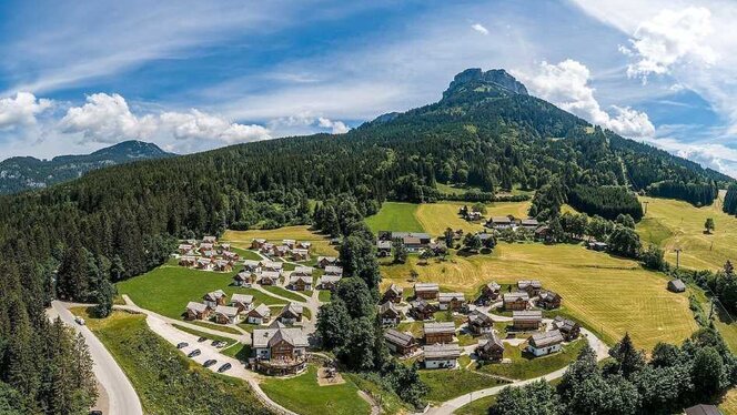 Hagan Lodge AlpenParks Die Apartmentanlage Hagan Lodge von AlpenParks von oben im Sommer. Im Hintergrund sieht man den Berg Loser.