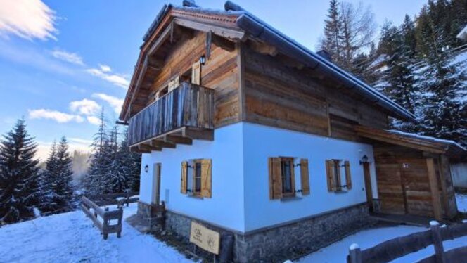 Chalet in Katschberg Gemütliches Chalet in Katschberg unter einer Winterdecke.