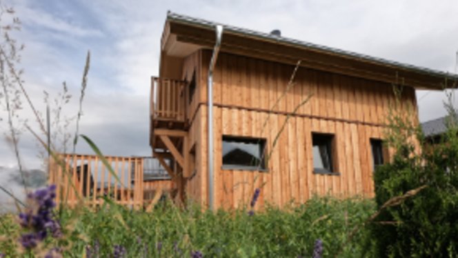 Kleines Chalet im Sommer