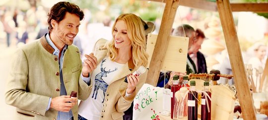 Pärchen auf dem Wochenmarkt in Österreich